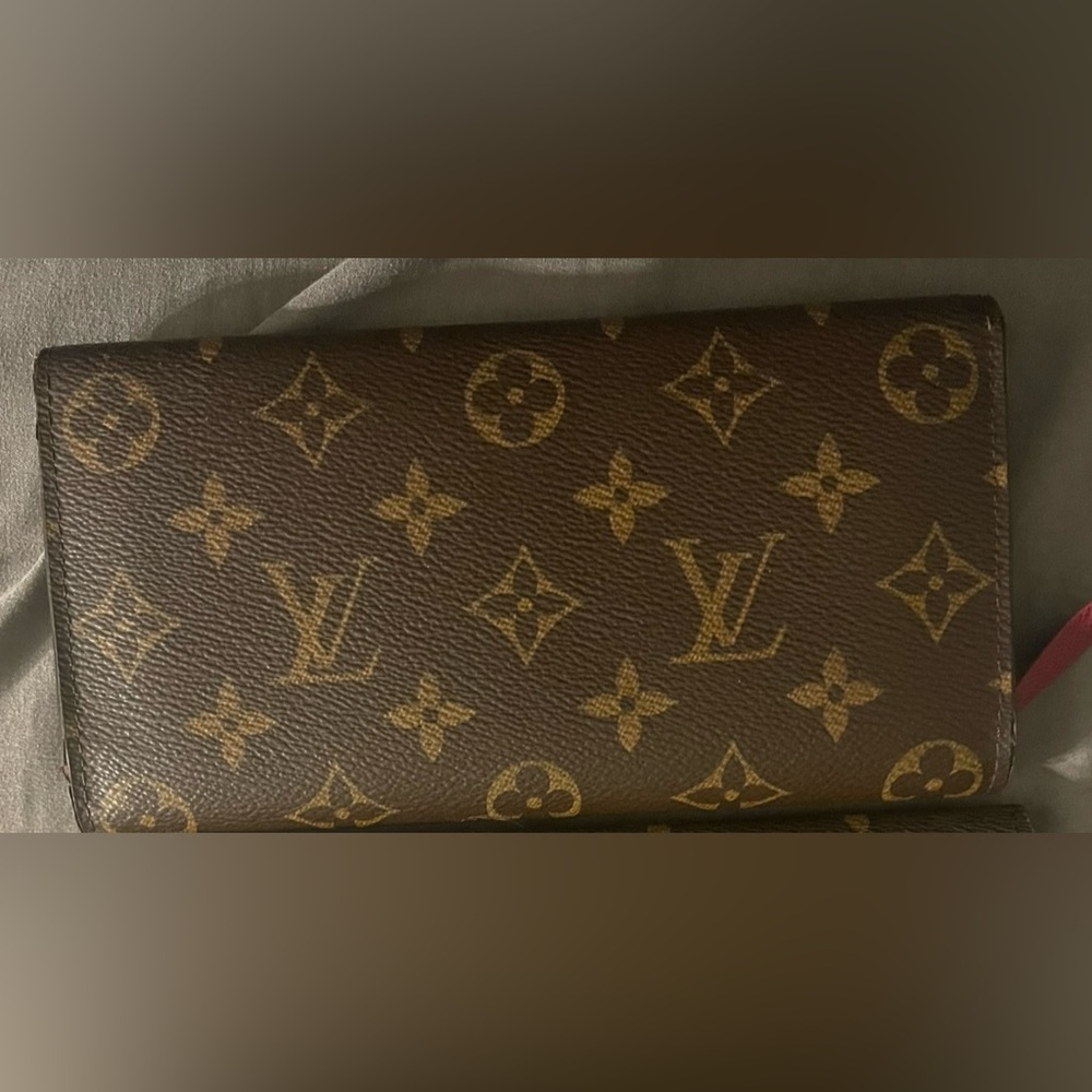 Authentic Louis Vuitton Emilie wallet. Button shows use. No other flaws!